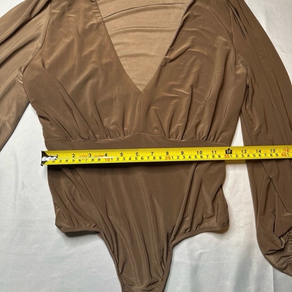 21 SAINTS Long Sleeve V-Neck Bodysuit – Brown Ruched Sleeve Minimalist Chic - Picture 7 of 9